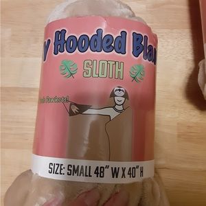 Sloth hooded blanket